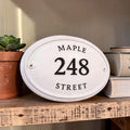 The Maple Oval – Klassisches Adressschild aus Aluminiumguss