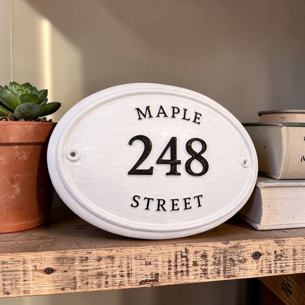 The Maple Oval – Klassisches Adressschild aus Aluminiumguss