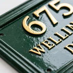 Hausnummernschild aus Aluminiumguss – Traditionelles grünes Adressschild mit erhöhten goldenen Ziffern