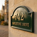 Heritage Arch Hausnummernschild aus Aluminiumguss – Personalisiertes, handgefertigtes Hausschild
