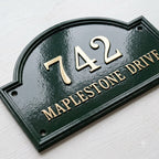Heritage Arch Hausnummernschild aus Aluminiumguss – Personalisiertes, handgefertigtes Hausschild