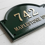Heritage Arch Hausnummernschild aus Aluminiumguss – Personalisiertes, handgefertigtes Hausschild