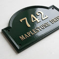 Heritage Arch Hausnummernschild aus Aluminiumguss – Personalisiertes, handgefertigtes Hausschild