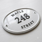 The Maple Oval – Klassisches Adressschild aus Aluminiumguss