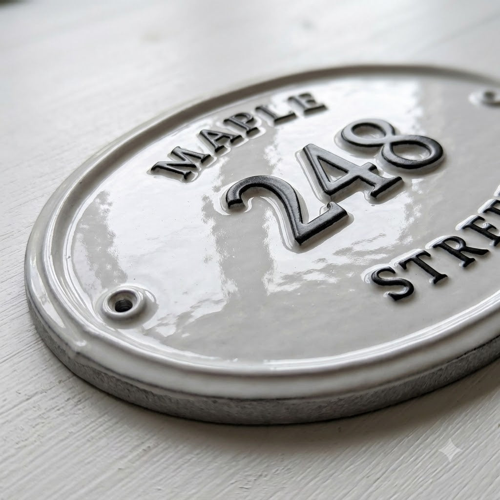 The Maple Oval – Klassisches Adressschild aus Aluminiumguss