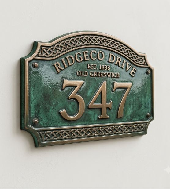 Hausnummernschild aus Aluminiumguss – Traditionelles grünes Adressschild mit erhöhten goldenen Ziffern